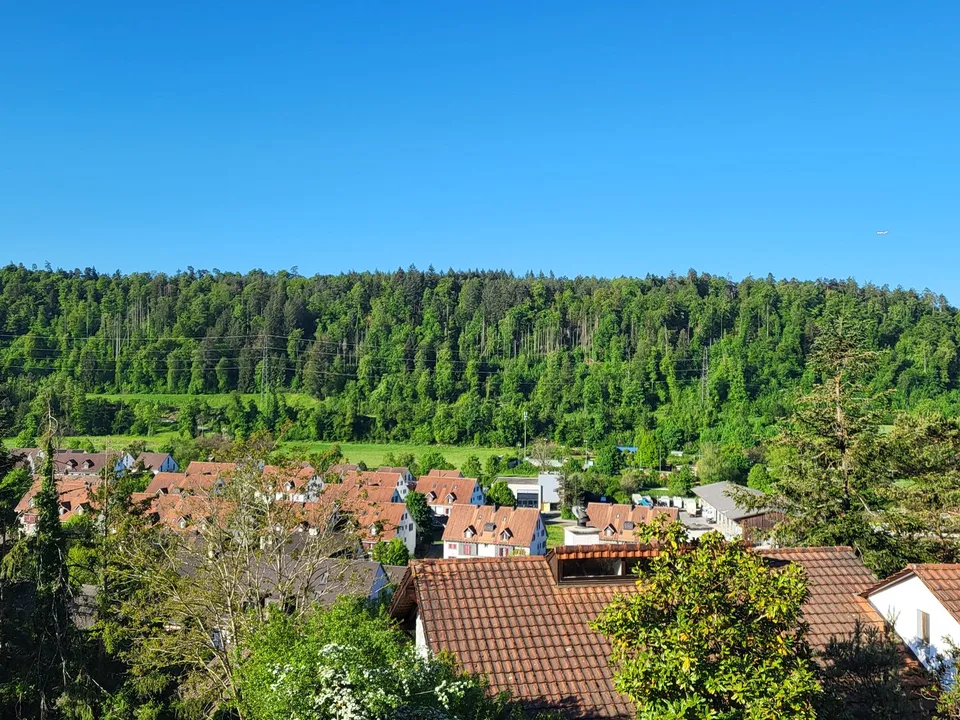 Moderne neue Attikawohnung an attraktiver Hanglage von Glattfelden – Wohnen im Grünen mit Komfort