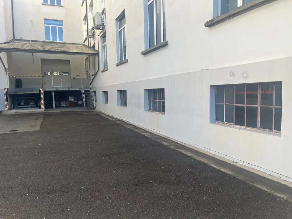 Deposito/Magazzino di 165 mq con parcheggio a Balerna