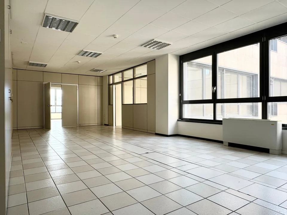 Büro in strategischer Lage und mit Klimaanlage