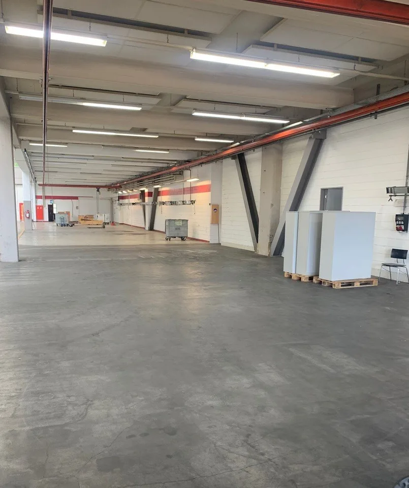 Circa 1'350m2 a 1'650m2 di spazi commerciali, industriali e di stoccaggio