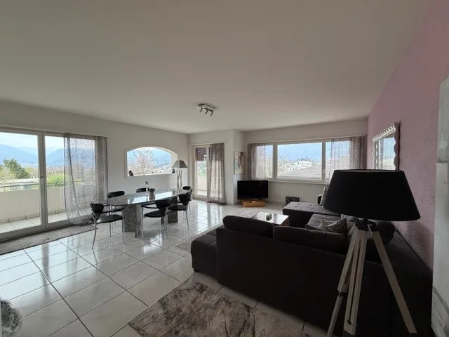 Elegante appartamento 3.5 locali con piscina a Breganzona