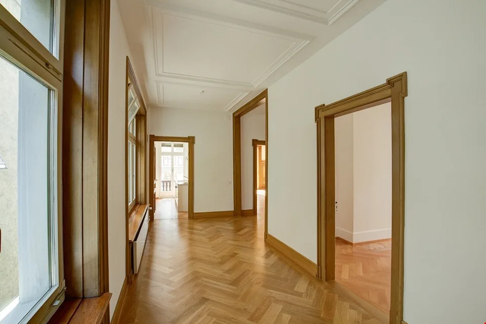 Büro in grosszügiger Altbauwohnung mit viel Charme
