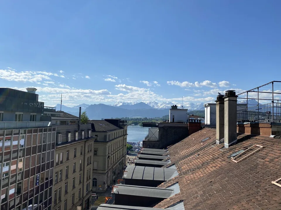 Questo appartamento vi lascerà senza fiato - una soffitta da sogno con vista panoramica a Lucerna