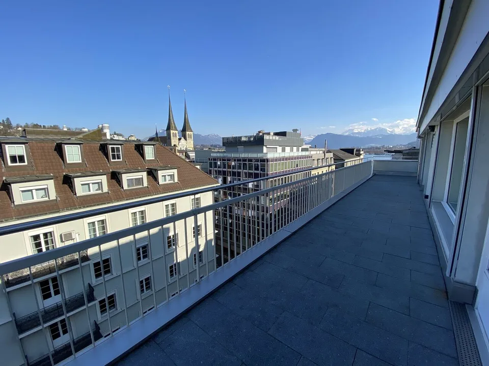 Questo appartamento vi lascerà senza fiato - una soffitta da sogno con vista panoramica a Lucerna