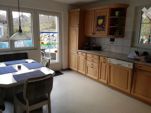 Appartement meublé 1 1/2 pièces avec espace de sièges privé. Calme avec Wi-Fi et TV !