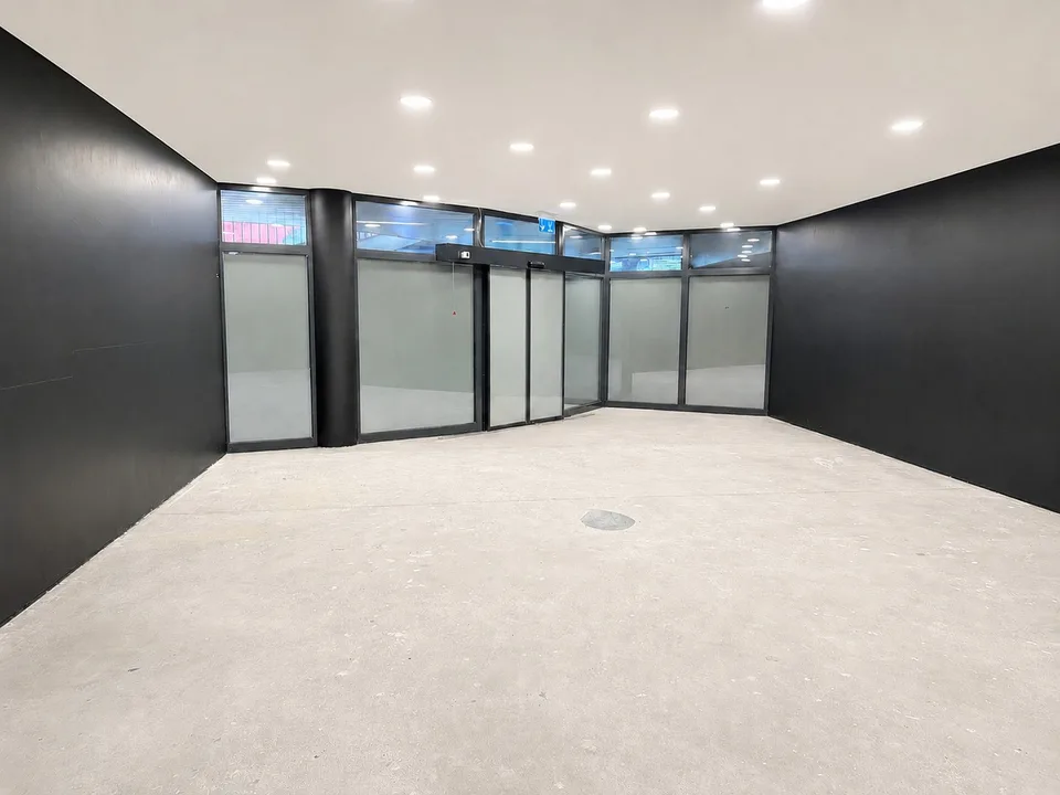 Espace commercial moderne à louer près de la gare de Dübendorf !