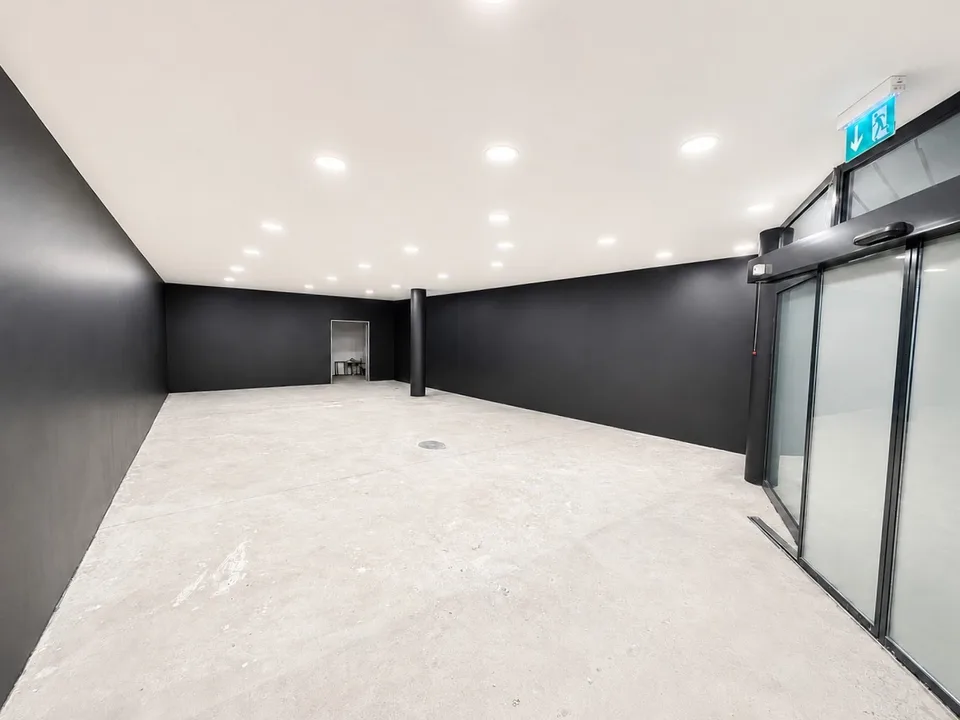 Espace commercial moderne à louer près de la gare de Dübendorf !