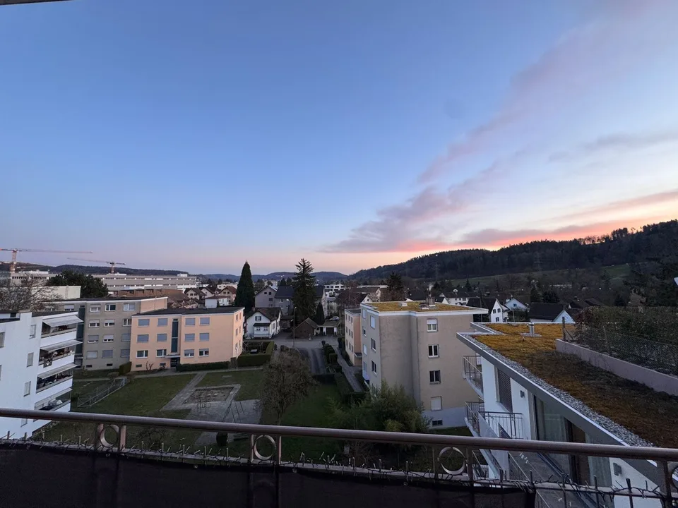 gehobene 2.5-Zi-Wohnung mit Balkon und Weitsicht direkt beim Bahnhof
