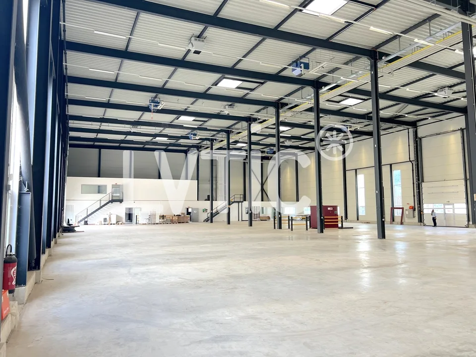 Halle industrielle, bureaux de 1080 m2 à louer proche Sion - Vétroz