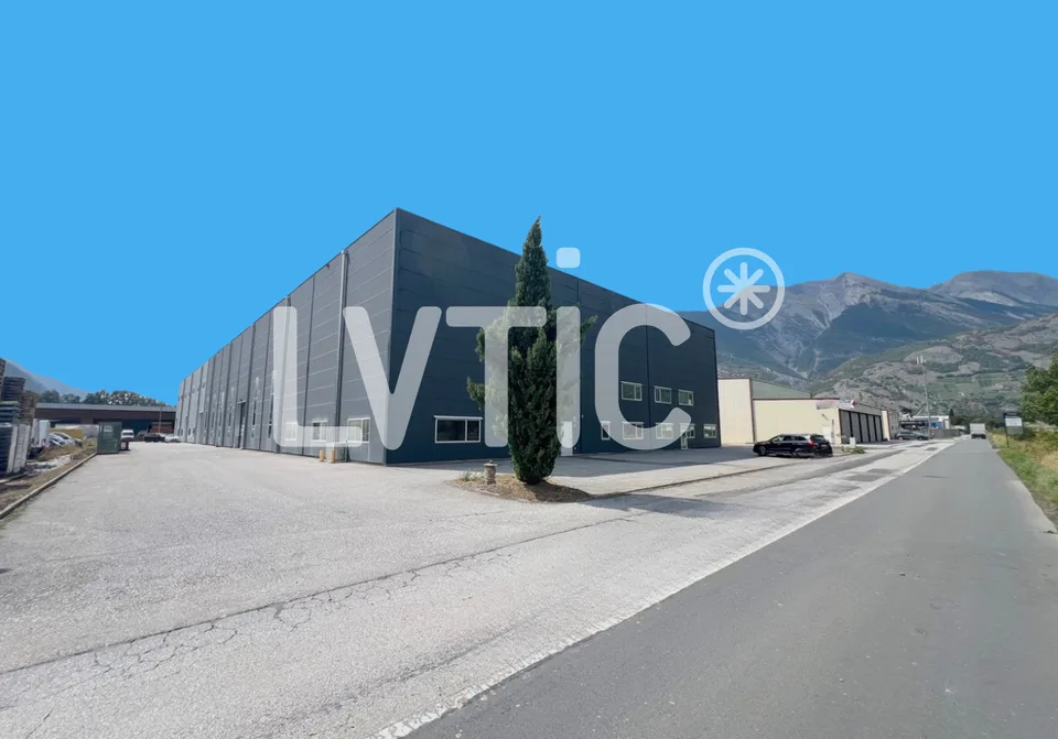 Capannone industriale, 1080 m2 di spazio ufficio in affitto vicino a Sion - Vétroz
