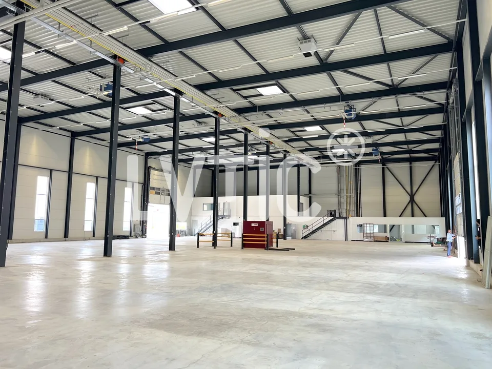 Capannone industriale, 1080 m2 di spazio ufficio in affitto vicino a Sion - Vétroz