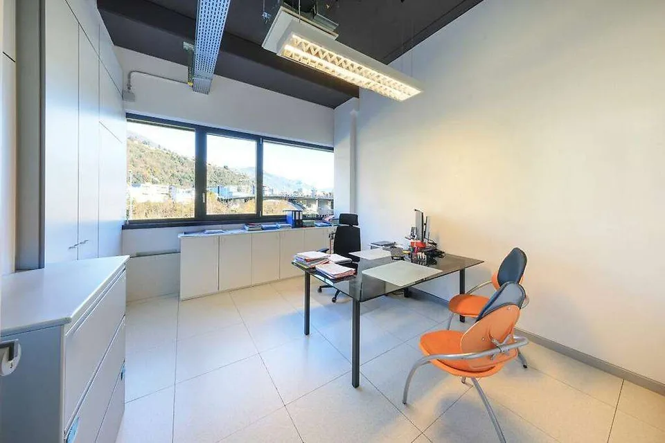 Großes, helles Büro in zentraler Lage - Losone