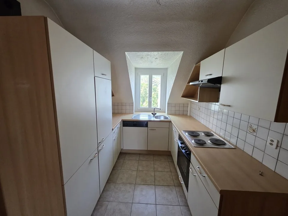 Schönes Dachgeschoß-Apartment in der Nähe aller Einrichtungen