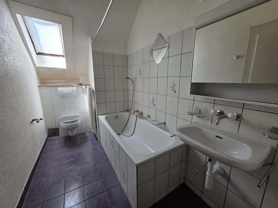Schönes Dachgeschoß-Apartment in der Nähe aller Einrichtungen