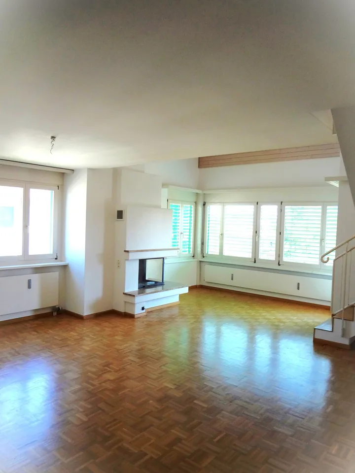 Affascinante appartamento duplex di 2,5 locali con camino ad Allschwil con ascensore