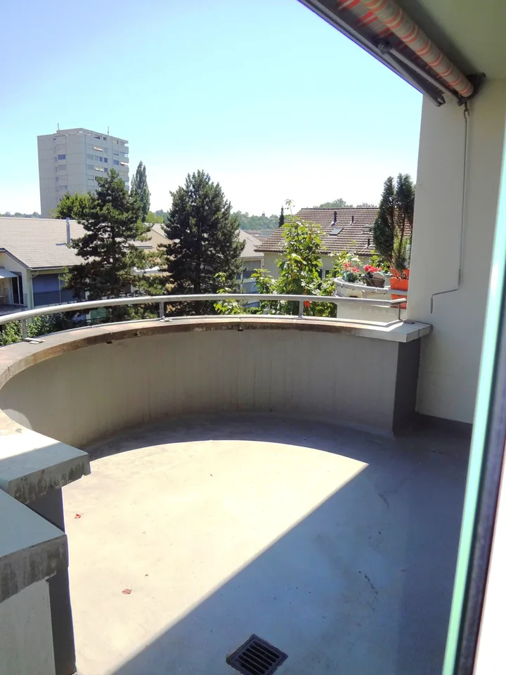 Affascinante appartamento duplex di 2,5 locali con camino ad Allschwil con ascensore – foto 9 di 11