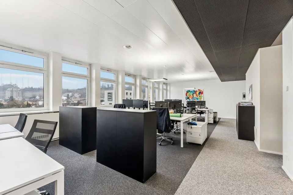 Travailler dans des bureaux rénovés certifiés DGNB-Gold directement sur la place Trafoplatz à Baden