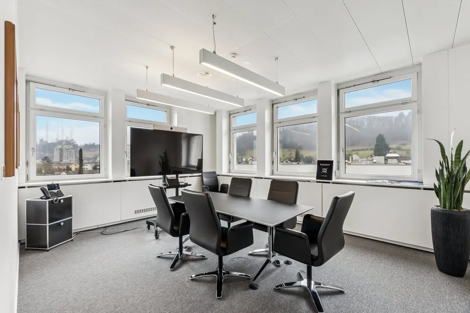 Travailler dans des bureaux rénovés certifiés DGNB-Gold directement sur la place Trafoplatz à Baden