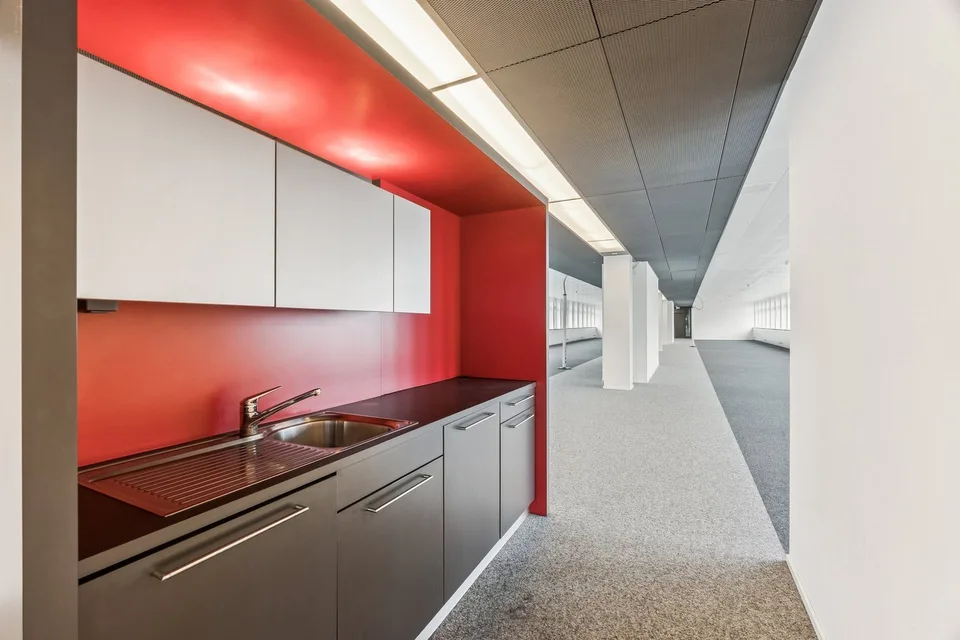 Travailler dans des bureaux rénovés certifiés DGNB-Gold directement sur la place Trafoplatz à Baden – photo 12 sur 20