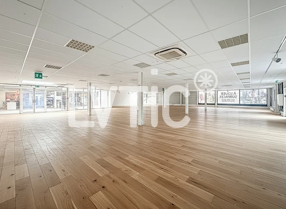 Verkaufsshowroom, Büros, Räumlichkeiten von 1665 m2, teilbar, zu vermieten in Conthey