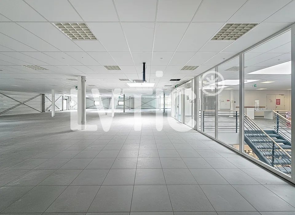 Showroom, bureaux, locaux de 1665 m2 divisibles à louer à Conthey