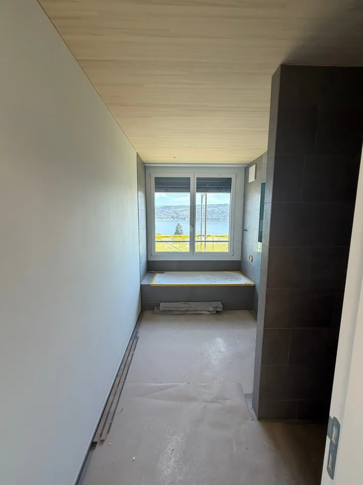 Appartamento appena ristrutturato in una posizione centrale a Thalwil con vista sul lago