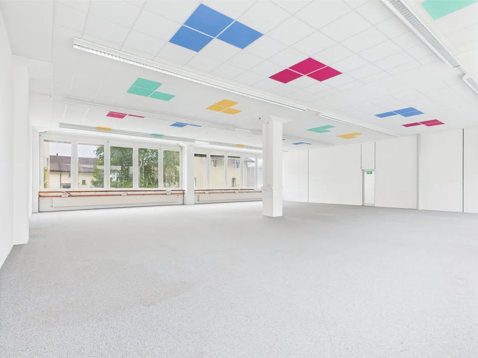 Luftige und helle Bürofläche im Erdgeschoss in Murten