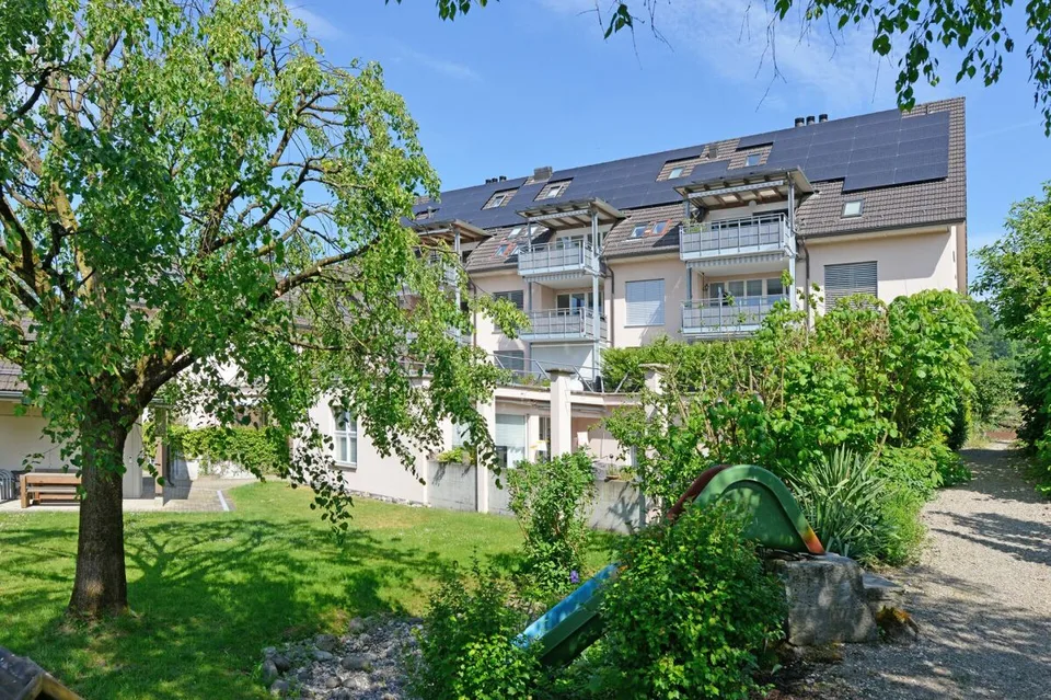 Appartamento mansardato di 2,5 locali attraente con vista panoramica sulle montagne