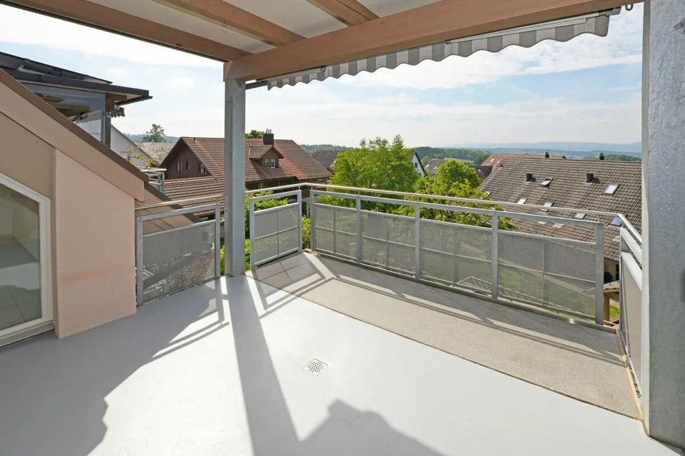 Appartamento mansardato di 2,5 locali attraente con vista panoramica sulle montagne