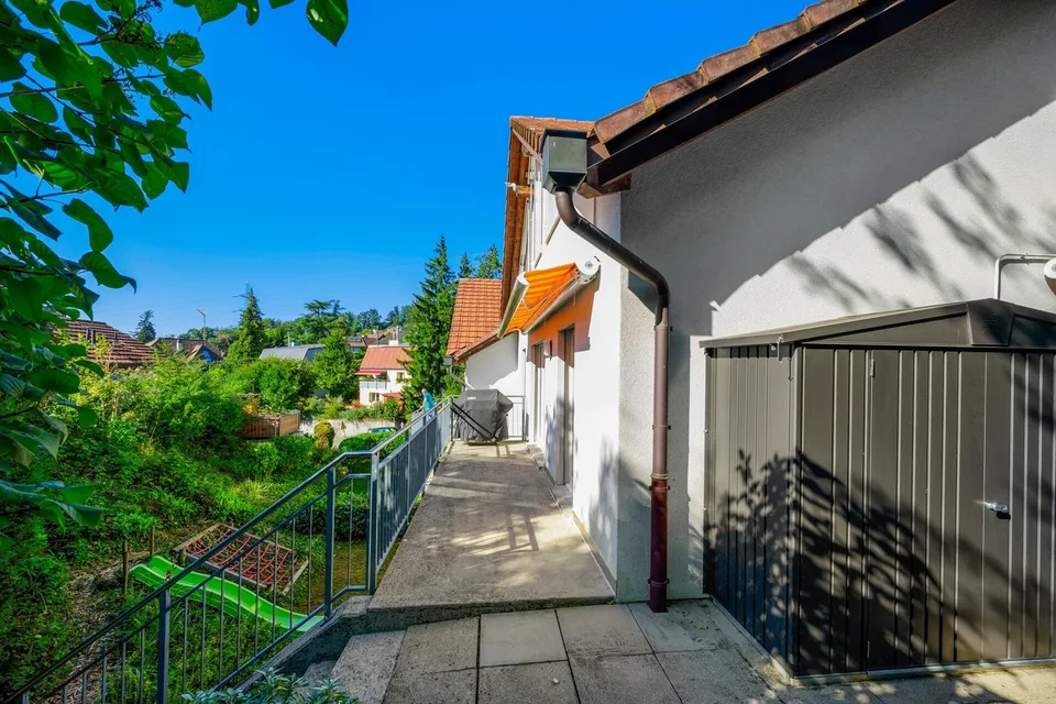 Casa a schiera esclusiva con privacy e molto verde