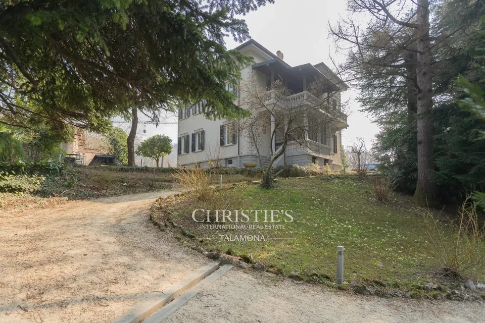 Historische Villa aus dem frühen 20. Jahrhundert in Gemonio, Lago Maggiore