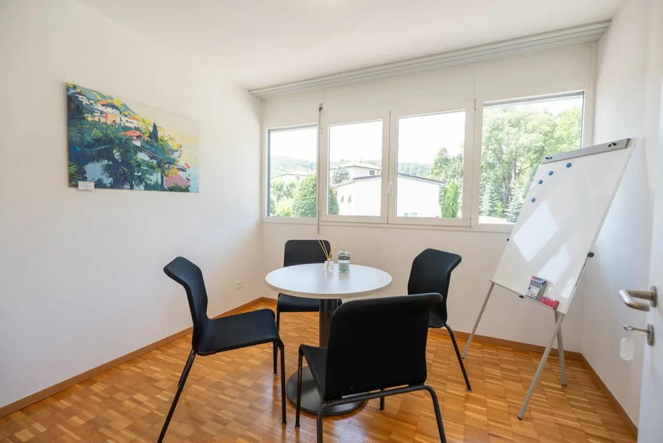 Wir verkaufen in Novazzano eine große 5.5-Zimmer-Wohnung für gewerbliche Aktivitäten – Foto 11 von 15