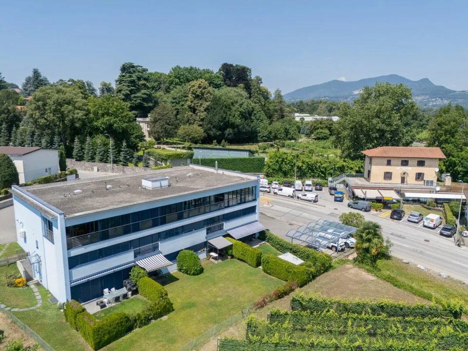 Vendiamo a Novazzano grande 5.5 locali per attività commerciale