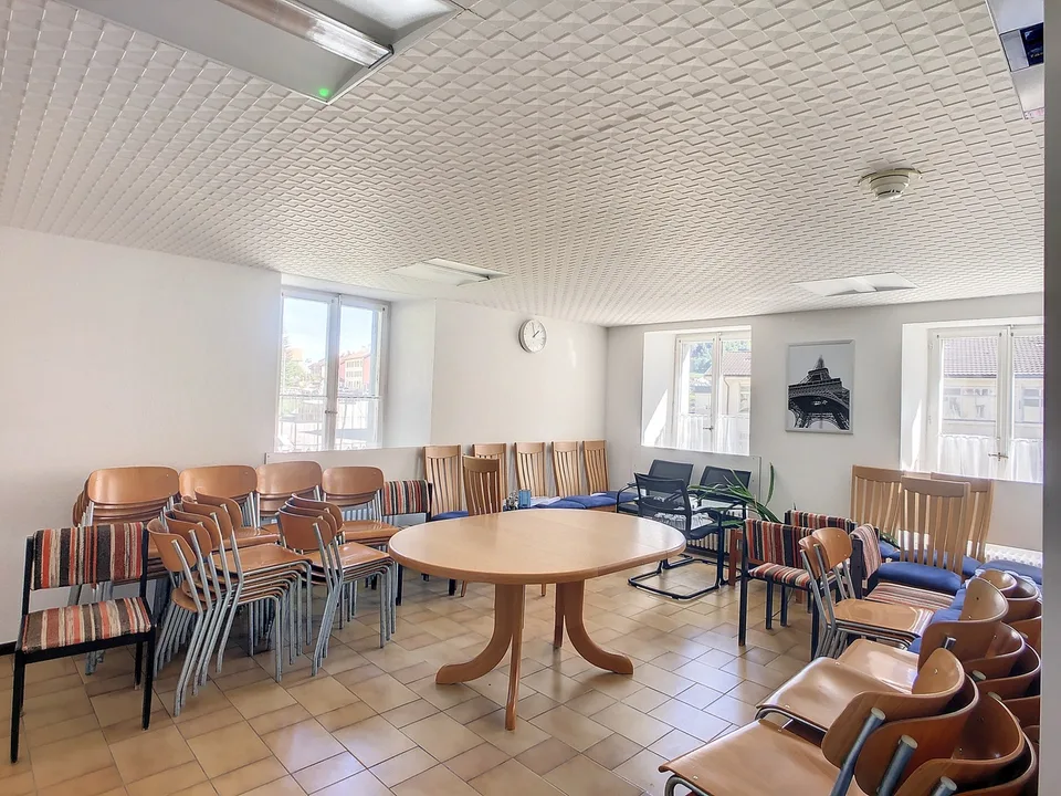 Mischgebäude von 3779 m3, mit Büros, Lager, Wohnraum und Garagen – Foto 7 von 13