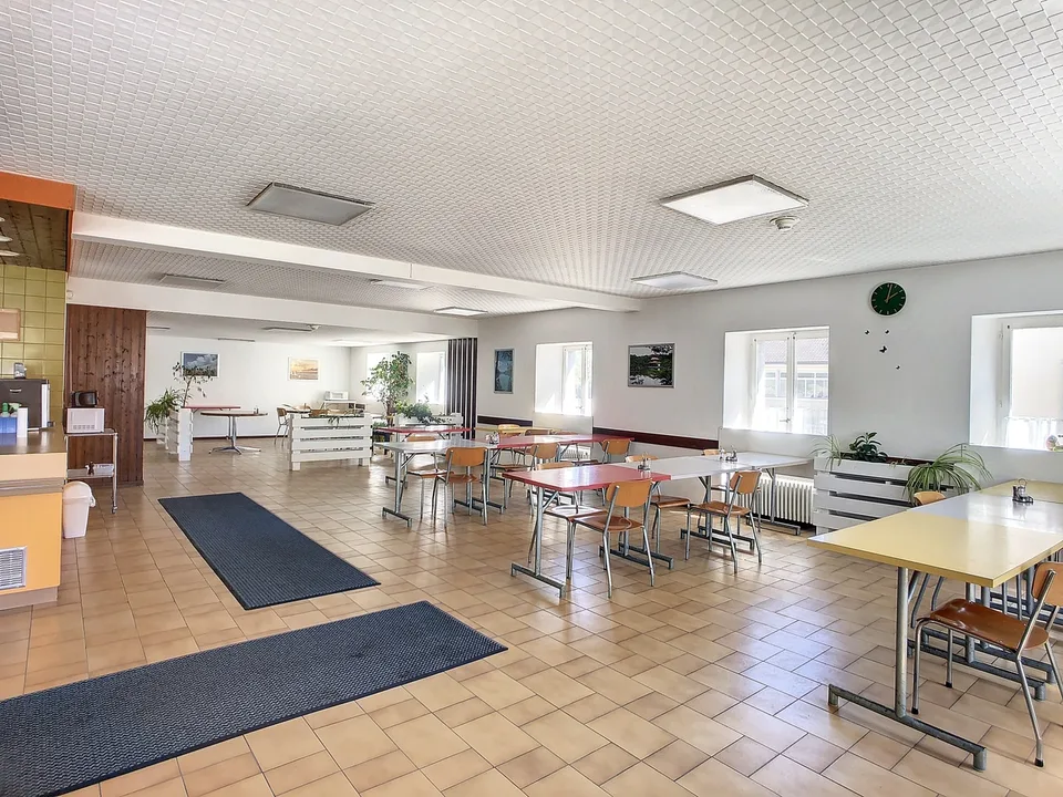 Mischgebäude von 3779 m3, mit Büros, Lager, Wohnungen und Garagen