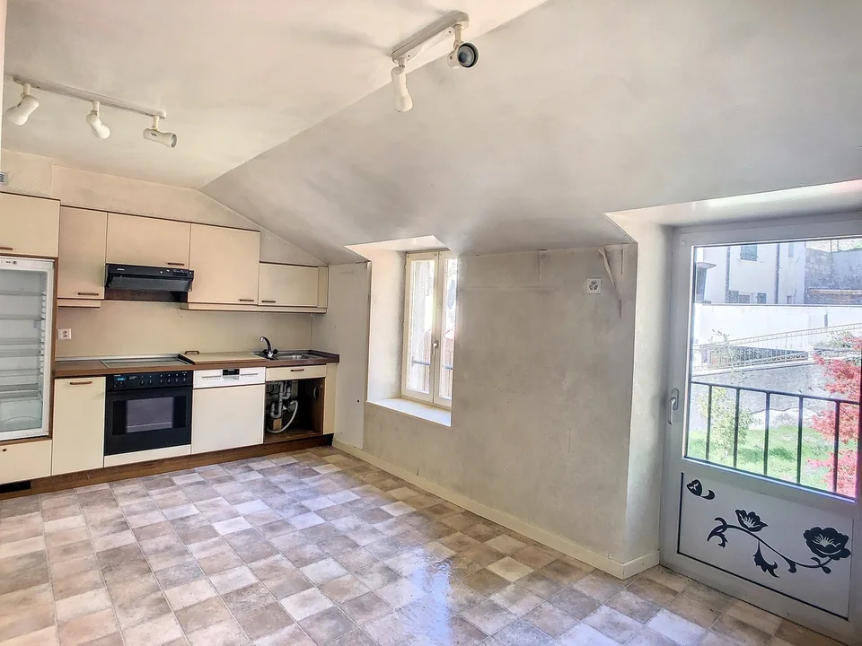 Mischgebäude von 3779 m3, mit Büros, Lager, Wohnraum und Garagen – Foto 8 von 13