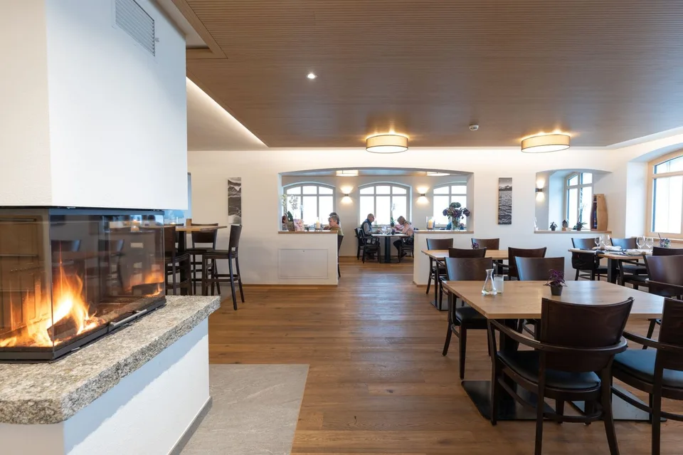 Albergo di montagna con vista spettacolare in vendita: Hotel Grimsel Passhöhe