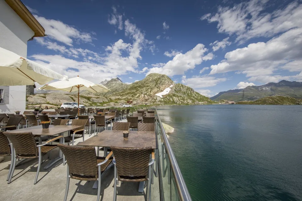 Albergo di montagna con vista spettacolare in vendita: Hotel Grimsel Passhöhe