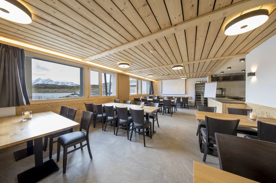 Albergo di montagna con vista spettacolare in vendita: Hotel Grimsel Passhöhe