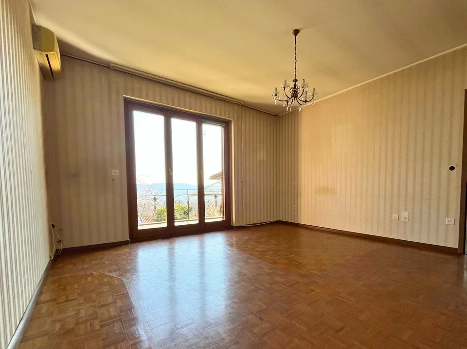 Prächtiges Zweifamilienhaus mit Pool und offenem Blick – Besazio – Foto 16 von 18
