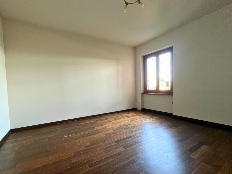 Prächtiges Zweifamilienhaus mit Pool und offenem Blick – Besazio – Foto 17 von 18