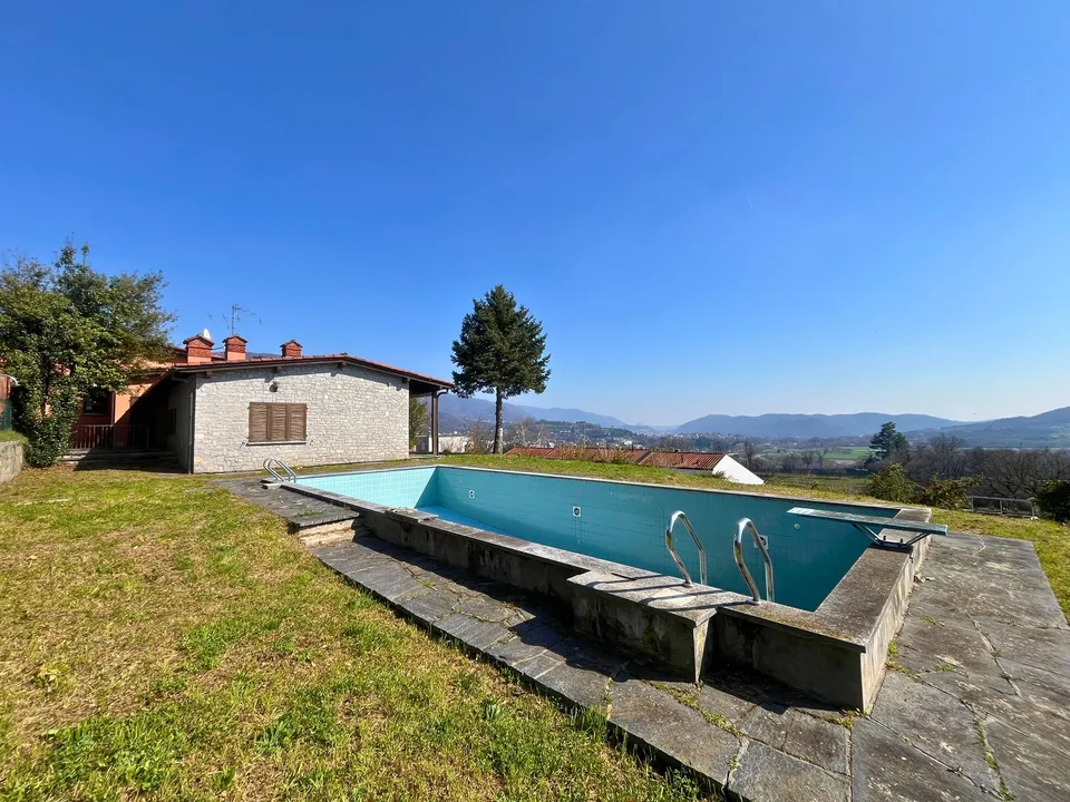 Belle propriété bifamiliale avec piscine et vue dégagée – Besazio