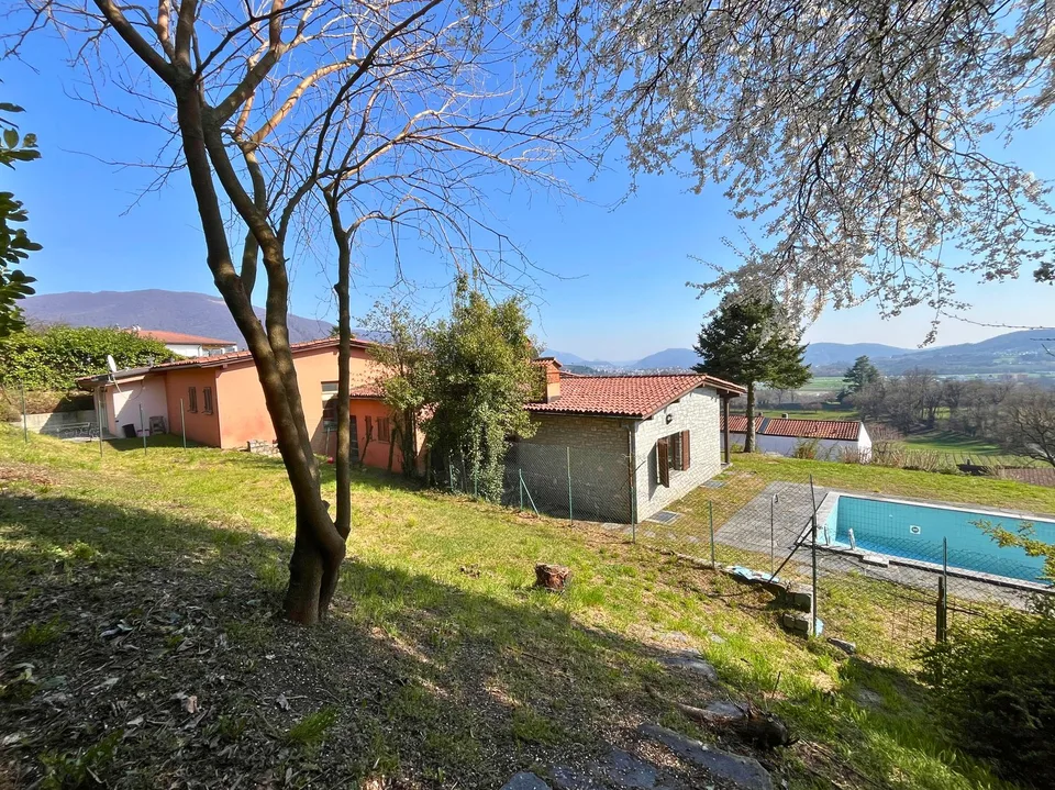 Prächtiges Zweifamilienhaus mit Pool und offenem Blick – Besazio – Foto 6 von 18