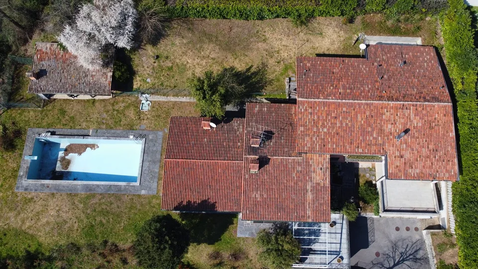 Belle propriété bifamiliale avec piscine et vue dégagée – Besazio