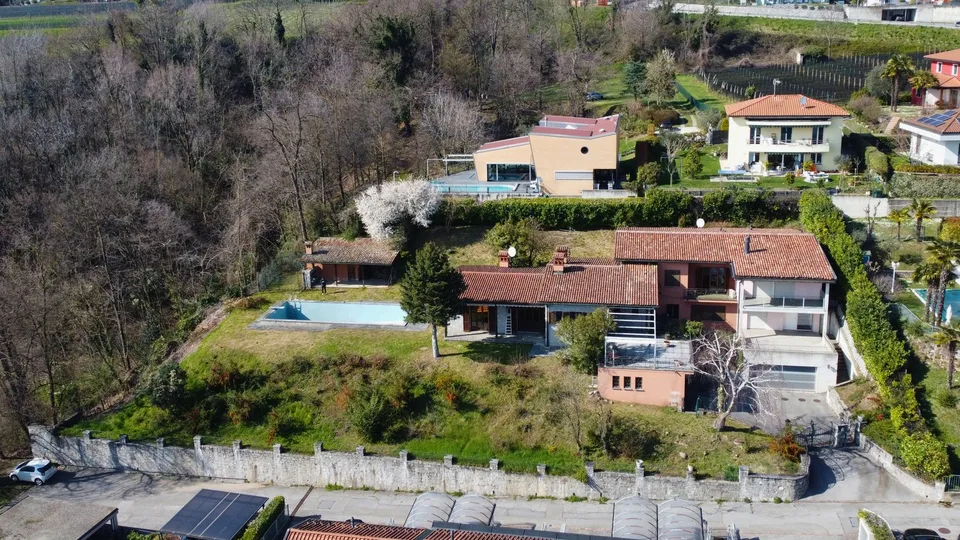 Belle propriété bifamiliale avec piscine et vue dégagée – Besazio