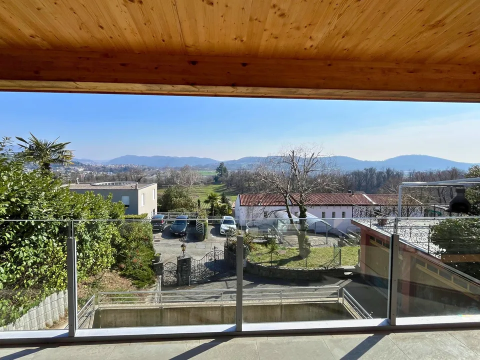 Prächtiges Zweifamilienhaus mit Pool und offenem Blick – Besazio – Foto 10 von 18