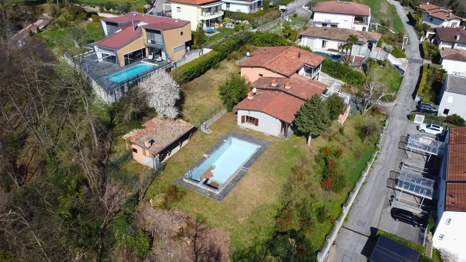 Belle propriété bifamiliale avec piscine et vue dégagée – Besazio