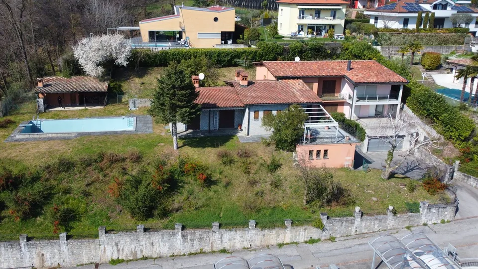Splendida proprietà bifamiliare con piscina e vista aperta – Besazio