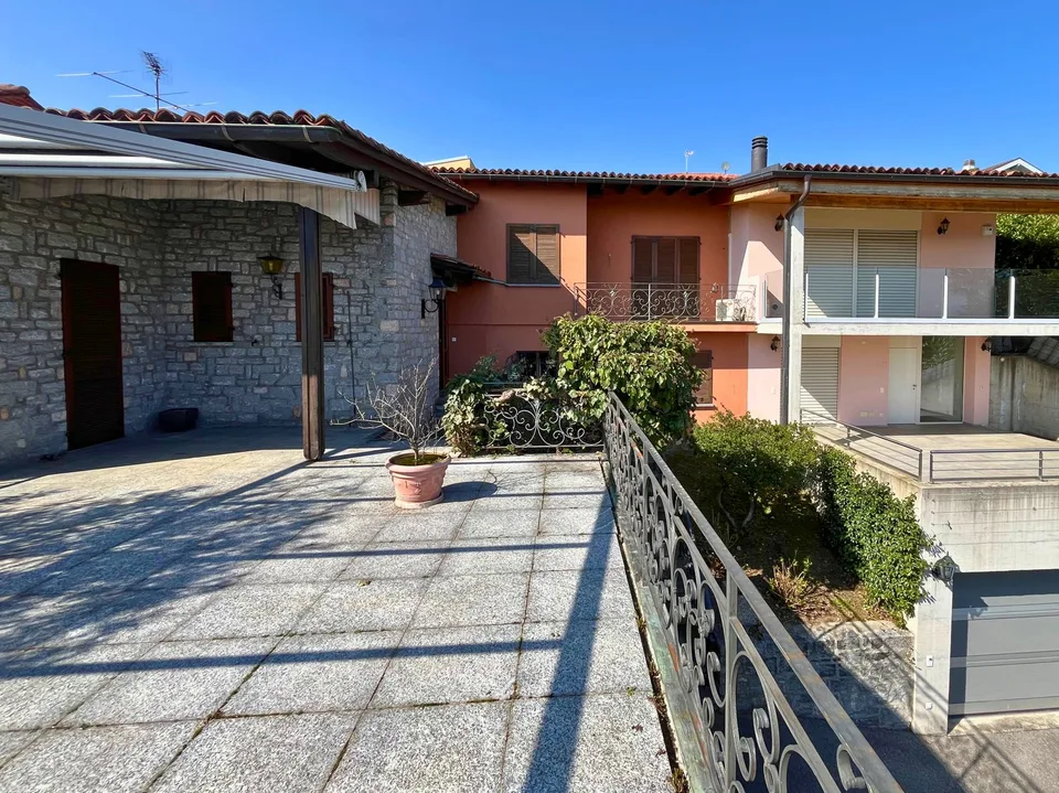 Prächtiges Zweifamilienhaus mit Pool und offenem Blick – Besazio – Foto 15 von 18