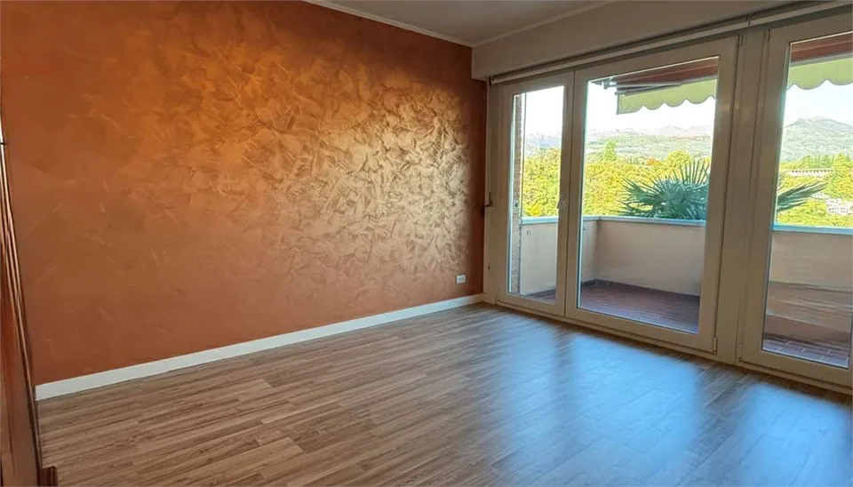 3.5 locali con terrazzo vista lago - grande potenziale a Paradiso